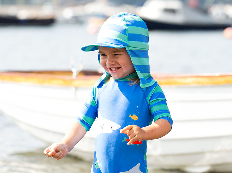 Protecție sau libertate de mișcare la plajă și piscină. Cum alegi cele mai bune costume de baie pentru copii?